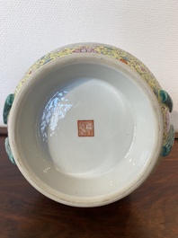 Een Chinese famille rose 'hu' vaas met decor van de 'acht onsterfelijken', Qianlong merk, Republiek