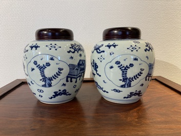 Een paar Chinese blauw-witte potten met decor van antiquiteiten, Kangxi