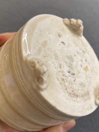 Een Chinese Dehua blanc de Chine driepotige wierookbrander, Kangxi