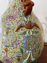 Een Chinese famille rose 'hu' vaas met decor van de 'acht onsterfelijken', Qianlong merk, Republiek