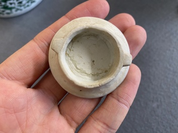Een paar Chinese famille verte lijmpotten met deksels, Kangxi