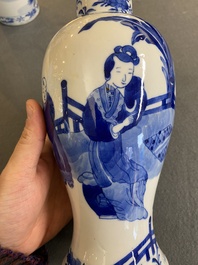 Een Chinees blauw-wit kaststel van vier vazen met dames en kinderen, Kangxi merk, 19e eeuw
