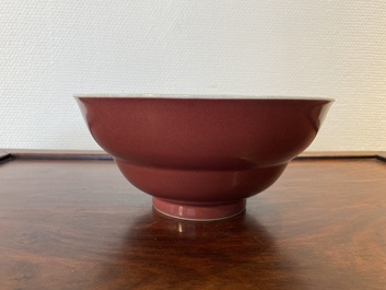 Een Chinese monochrome leverrode kom, Qianlong merk en periode