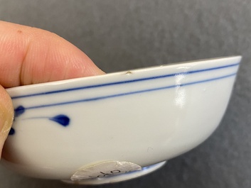 Een paar Chinese blauw-witte en koperrode kommen, Xuande merk, Wanli