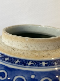 Een Chinese blauw-witte pot met lotusslingers, Qianlong