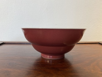 Een Chinese monochrome leverrode kom, Qianlong merk en periode