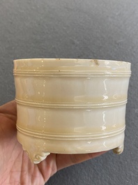 Een Chinese Dehua blanc de Chine driepotige wierookbrander, Kangxi