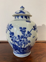 Een Chinese blauw-witte dekselvaas met vogels bij bloesemtakken, Transitie periode