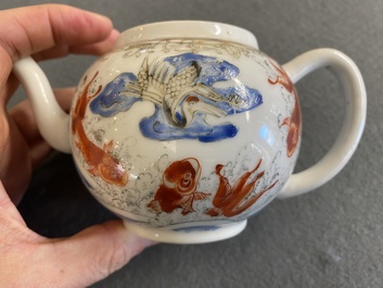Een Chinese ijzerrode en grisaille theepot met karpers en kraanvogels, Yongzheng
