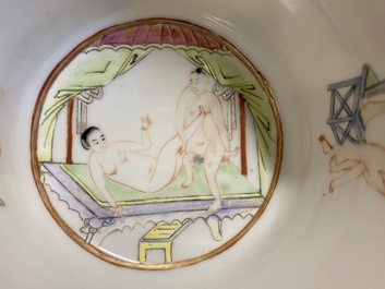Twee Chinese famille rose kommen met erotisch decor, Kangxi merk, 19e eeuw