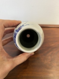 Een Chinese blauw-witte kalebasvaas, 19e eeuw