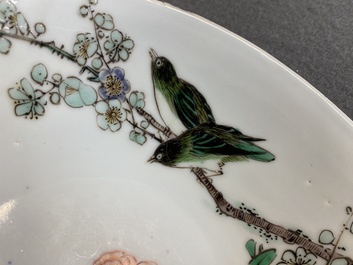 Een Chinese famille verte kom met twee eksters bij prunusbloesems, Kangxi
