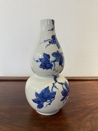 Een Chinese blauw-witte kalebasvaas, 19e eeuw