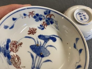 Een paar Chinese blauw-witte en koperrode kommen, Xuande merk, Wanli