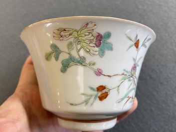 Twee Chinese famille rose kommen met erotisch decor, Kangxi merk, 19e eeuw