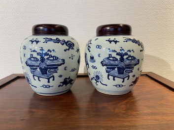 Een paar Chinese blauw-witte potten met decor van antiquiteiten, Kangxi
