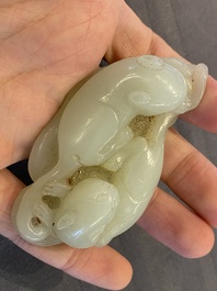Een Chinese jade hanger met twee katten, Qing