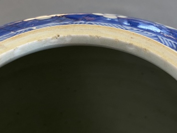 Een Chinese blauw-witte dekselpot met decor van antiquiteiten, Kangxi