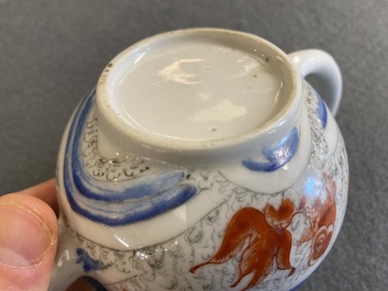 Een Chinese ijzerrode en grisaille theepot met karpers en kraanvogels, Yongzheng