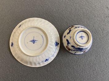 Een Chinese blauw-witte en koperrode kop en schotel, Kangxi