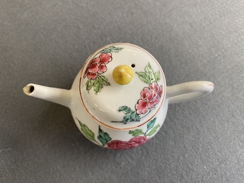 Een Chinese famille rose theepot en deksel met pioenen, Yongzheng
