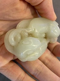 Een Chinese jade hanger met twee katten, Qing
