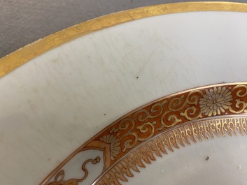 Een Chinese wapenschotel met blauw-wit, verguld en ijzerrood decor, Qianlong