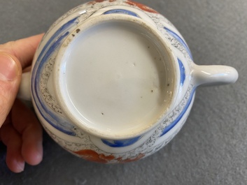 Een Chinese ijzerrode en grisaille theepot met karpers en kraanvogels, Yongzheng