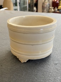 Een Chinese Dehua blanc de Chine driepotige wierookbrander, Kangxi