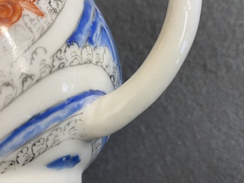 Een Chinese ijzerrode en grisaille theepot met karpers en kraanvogels, Yongzheng
