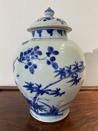 Een Chinese blauw-witte dekselvaas met vogels bij bloesemtakken, Transitie periode