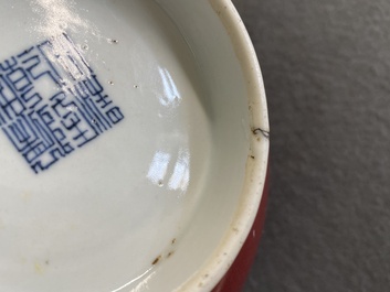 Een Chinese monochrome leverrode kom, Qianlong merk en periode