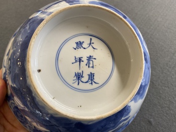 Een Chinese blauw-witte 'klapmuts' kom, Kangxi merk en periode