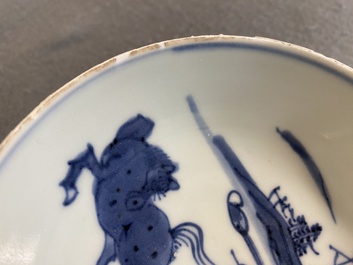 Een Chinees blauw-wit ko-sometsuke bord met gevlekte paarden voor de Japanse markt, Tianqi/Chongzhen