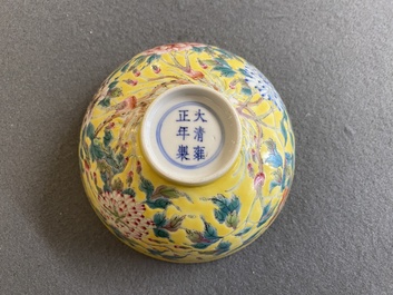 Bol en porcelaine de Chine famille rose &agrave; d&eacute;cor floral sur fond jaune, marque de Yongzheng mais probablement post&eacute;rieur