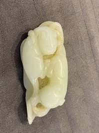 Een Chinese jade hanger met twee katten, Qing