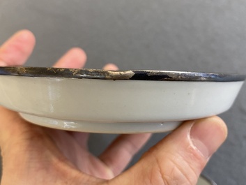Een Chinese blauw-witte 'Bleu de Hue' schotel met drie koppen voor de Vietnamese markt, Noi Phu merk, 19e eeuw