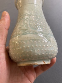 Een Chinese peervormige qingbai vaas, Song/Jin