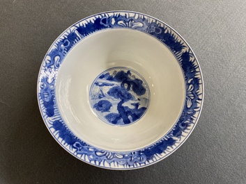 Een Chinese blauw-witte 'klapmuts' kom, Kangxi merk en periode