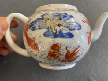 Een Chinese ijzerrode en grisaille theepot met karpers en kraanvogels, Yongzheng