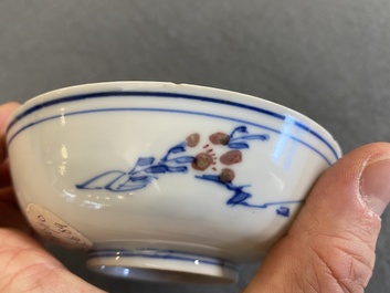Een paar Chinese blauw-witte en koperrode kommen, Xuande merk, Wanli