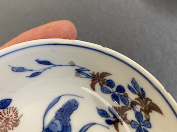 Een paar Chinese blauw-witte en koperrode kommen, Xuande merk, Wanli