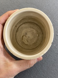 Een Chinese Dehua blanc de Chine driepotige wierookbrander, Kangxi