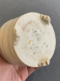 Een Chinese Dehua blanc de Chine driepotige wierookbrander, Kangxi