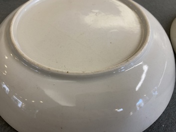Een paar Chinese famille rose 'pseudo-tabaksbladeren' borden, Qianlong
