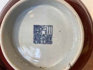Een Chinese monochrome leverrode kom, Qianlong merk en periode