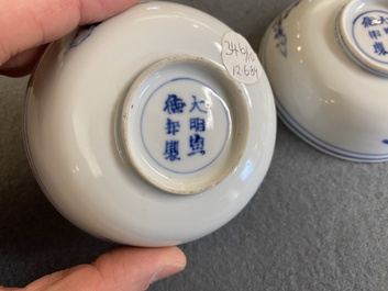 Een paar Chinese blauw-witte en koperrode kommen, Xuande merk, Wanli