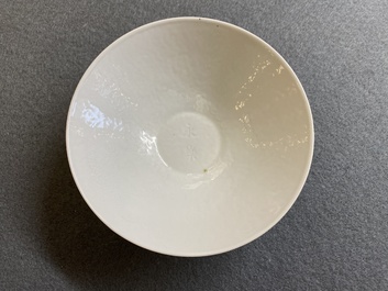 Een Chinese monochrome witte kom met anhua 'draken' decor, Yongle merk, Qing