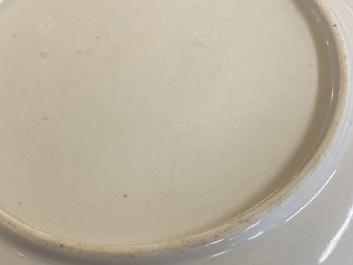Een paar Chinese famille rose 'pseudo-tabaksbladeren' borden, Qianlong