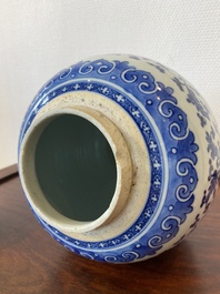 Een Chinese blauw-witte pot met lotusslingers, Qianlong